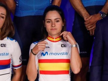 La ciclista Lourdes Oyarbide, en un acto del Movistar Team