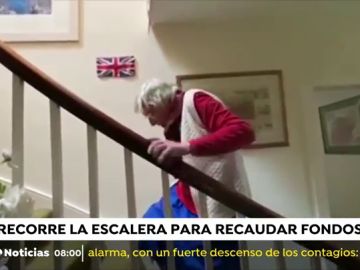 Margaret, la escocesa de 90 años que recuda fondos para el NHS 'escalando' las escaleras de su casa