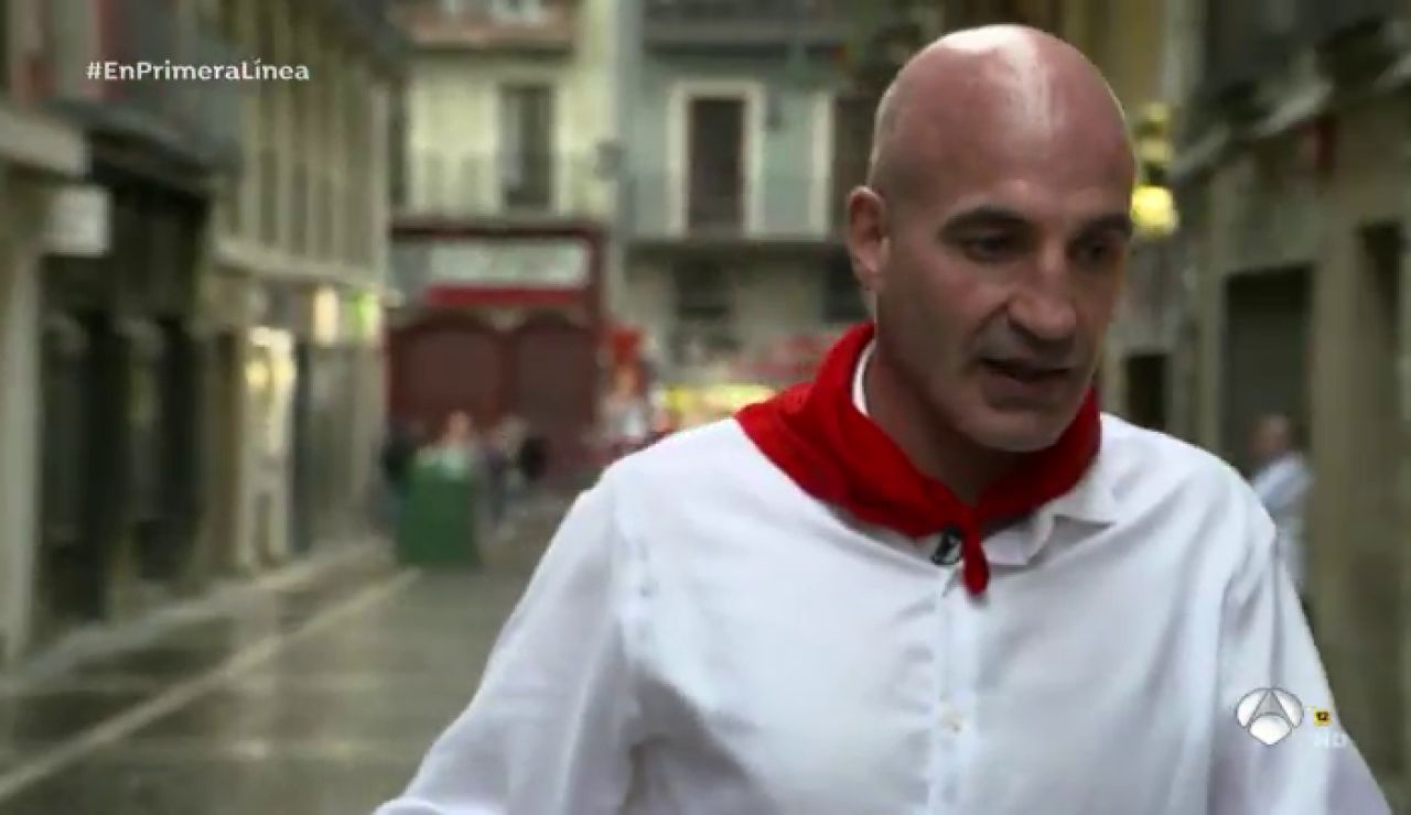 Un corredor de San Fermín pasea con nostalgia la calle Estafeta de Pamplona