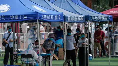 Varias personas hacen cola para hacerse el test de coronavirus en Pekín Varias personas hacen cola para hacerse el test de coronavirus en Pekín