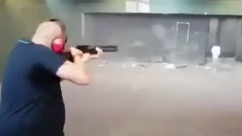 Disparos contra fotos de Pedro Sánchez y Pablo Iglesias Disparos contra fotos de Pedro Sánchez y Pablo Iglesias