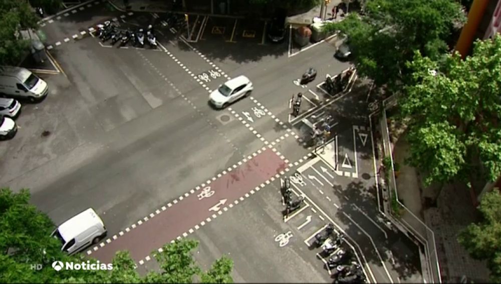El surrealista cruce de Barcelona con carriles bici, zonas de aparcamiento y pasos de cebra que indigna a sus vecinos 