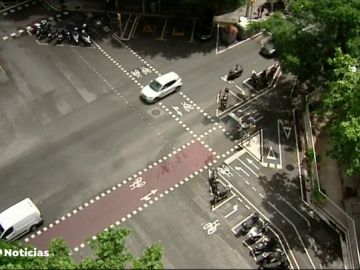 El surrealista cruce de Barcelona con carriles bici, zonas de aparcamiento y pasos de cebra que indigna a sus vecinos 