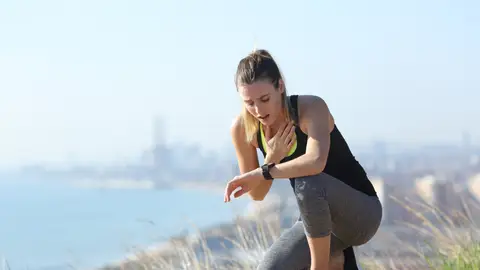 Mujer sofocada al hacer deporte Mujer sofocada al hacer deporte
