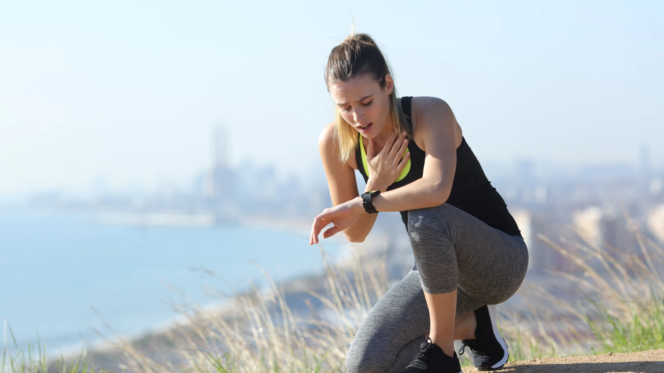 Mujer sofocada al hacer deporte Mujer sofocada al hacer deporte
