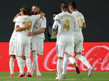 Benzema y Asensio guían al Real Madrid en su victoria en Liga contra el Valencia