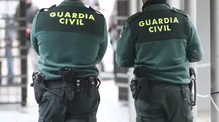Dos agentes de la Guardia Civil Dos agentes de la Guardia Civil