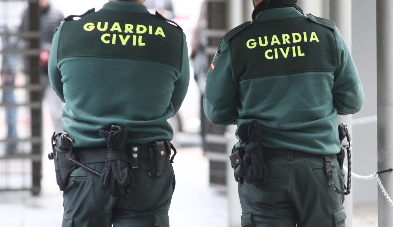 Dos agentes de la Guardia Civil