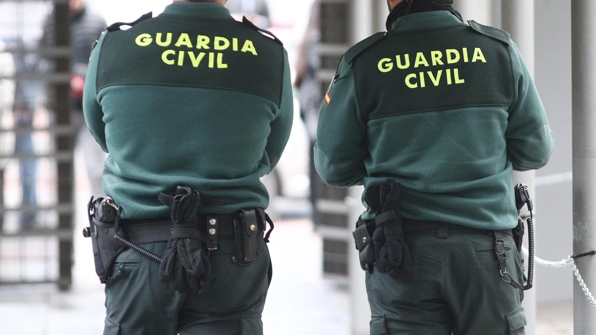 Dos agentes de la Guardia Civil Dos agentes de la Guardia Civil