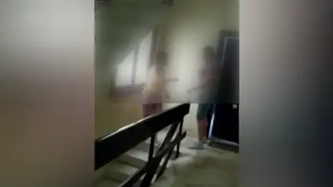Vecinos de un bloque de Barcelona piden ayuda a la administración por las amenazas y agresiones de una vecina con trastorno mental Vecinos de un bloque de Barcelona piden ayuda a la administración por las amenazas y agresiones de una vecina con trastorno mental