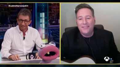 Carlos Latre sorprende a la guitarra cantando por Manolo García 