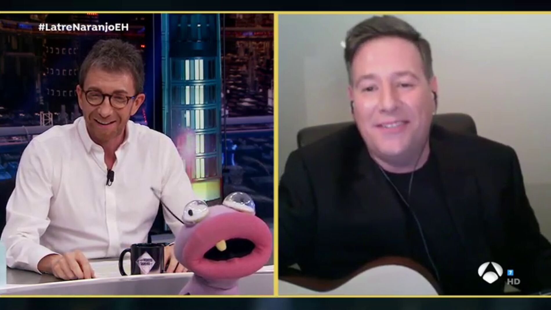 Carlos Latre sorprende a la guitarra cantando por Manolo García 