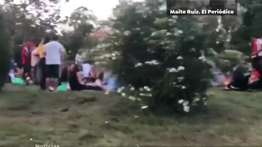 Botellón en el parque de la Ciutadella en Barcelona Botellón en el parque de la Ciutadella en Barcelona