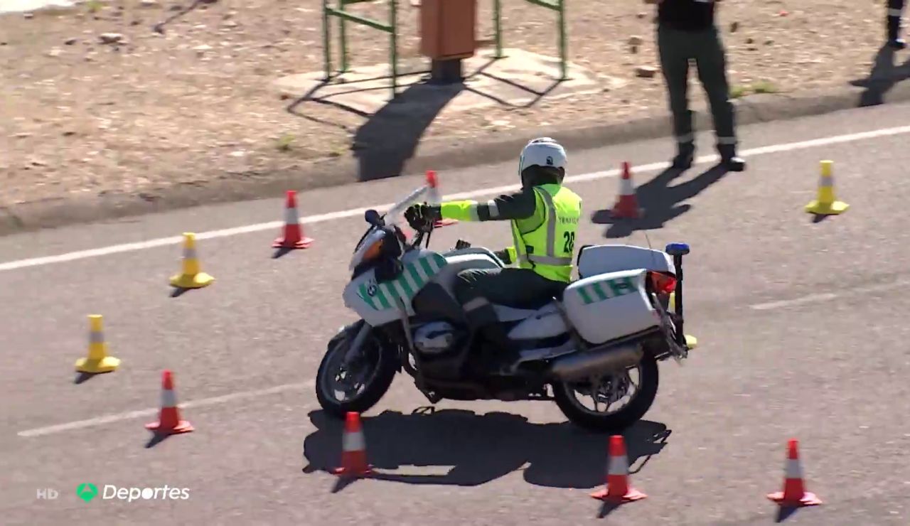 El increíble examen de moto para ser piloto de la Guardia Civil en la Vuelta a España 2020 El increíble examen de moto para ser piloto de la Guardia Civil en la Vuelta a España 2020