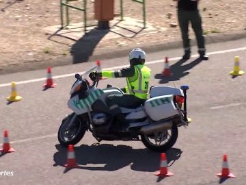 El increíble examen de moto para ser piloto de la Guardia Civil en la Vuelta a España 2020