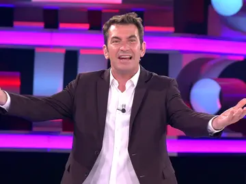 El cariñoso aplauso de Arturo Valls dedicado al público de ‘¡Ahora caigo!’ tanto en el plató como en sus casas El cariñoso aplauso de Arturo Valls dedicado al público de ‘¡Ahora caigo!’ tanto en el plató como en sus casas