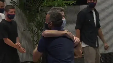 El emocionante abrazo de Luis Enrique y Juan Carlos Unzué: "No sabe la ELA esa con quién se ha metido" El emocionante abrazo de Luis Enrique y Juan Carlos Unzué: "No sabe la ELA esa con quién se ha metido"