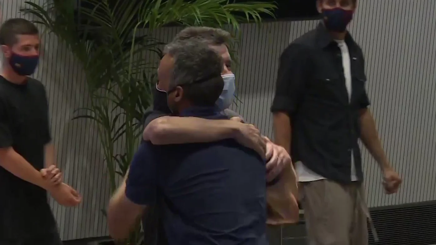 El emocionante abrazo de Luis Enrique y Juan Carlos Unzué: "No sabe la ELA esa con quién se ha metido" El emocionante abrazo de Luis Enrique y Juan Carlos Unzué: "No sabe la ELA esa con quién se ha metido"