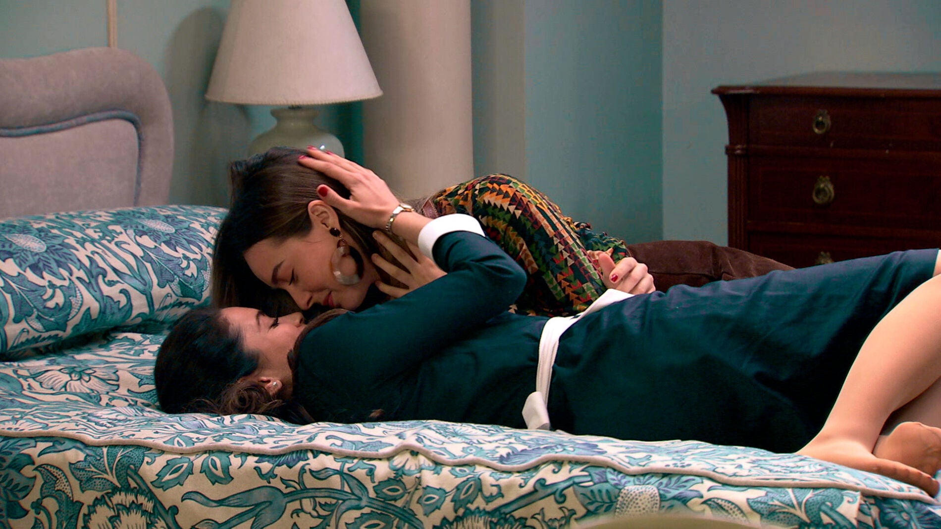 Luisita se salta las normas para sorprender a Amelia