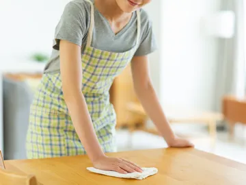 Limpiando la mesa de madera Limpiando la mesa de madera