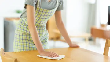 Limpiando la mesa de madera