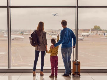 Familia en un aeropuerto