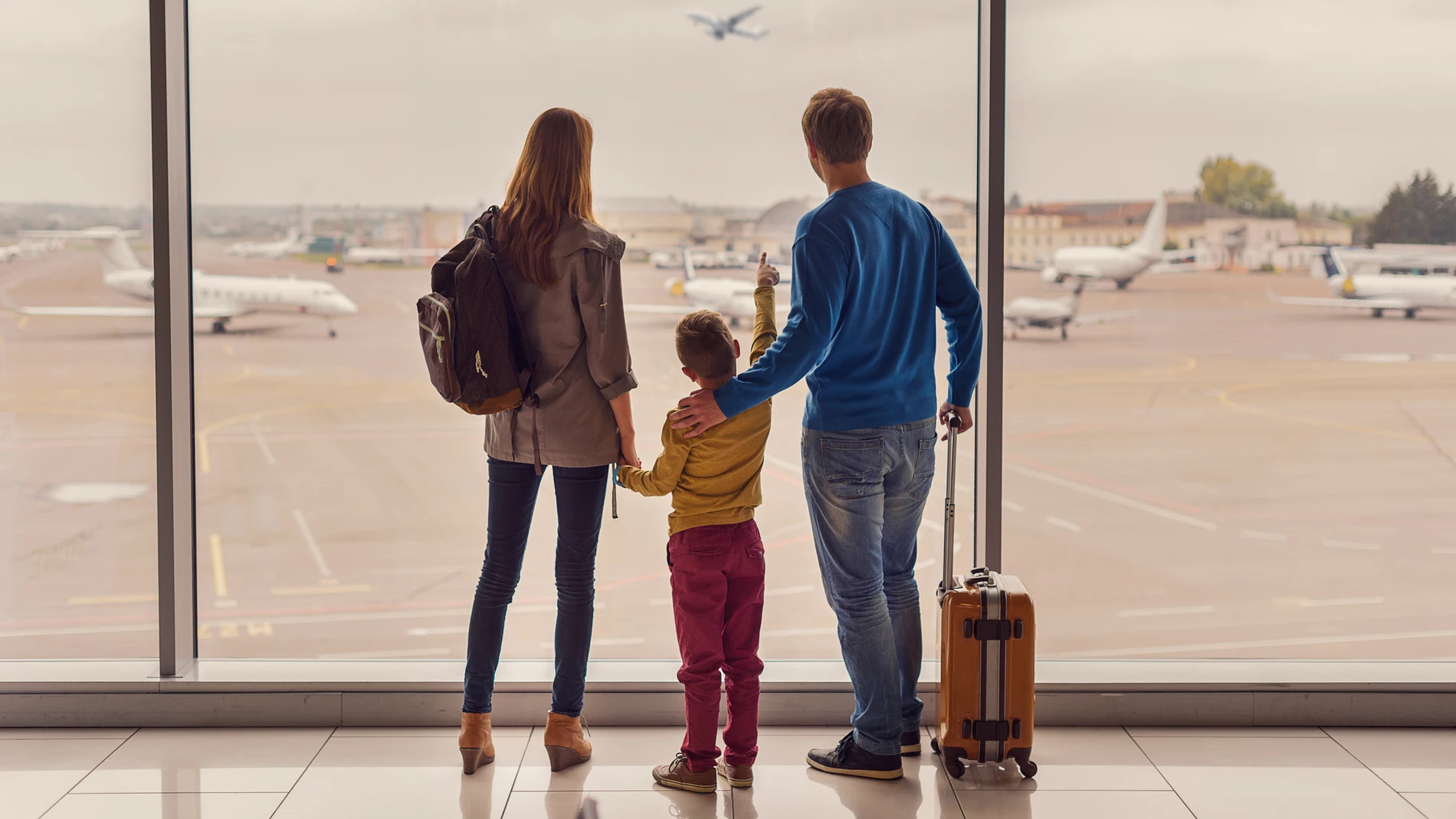 Familia en un aeropuerto Familia en un aeropuerto