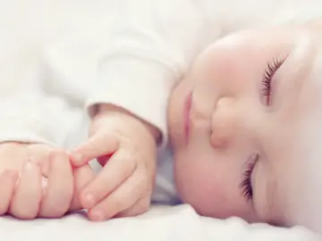 Un precioso bebé duerme Un precioso bebé duerme