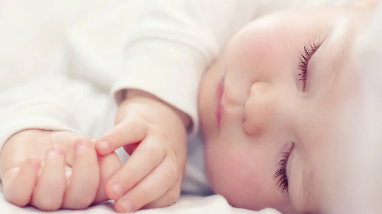 Un precioso beb&eacute; duerme