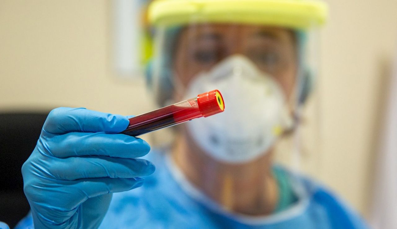 Una sanitaria muestra un vial con sangre en un centro de salud