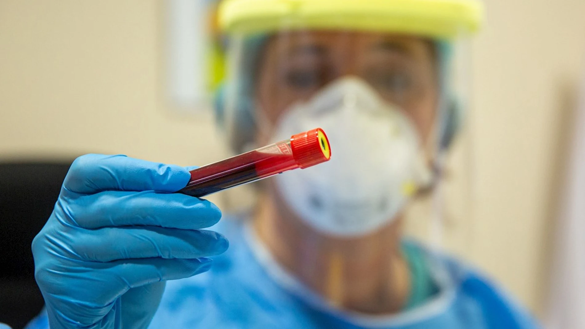 Una sanitaria muestra un vial con sangre en un centro de salud Una sanitaria muestra un vial con sangre en un centro de salud
