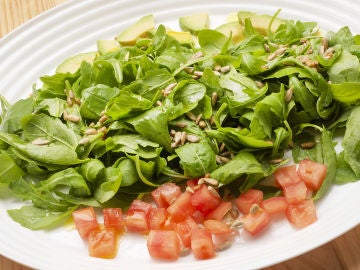 Receta de ensalada de rúcula, tomate y aguacate