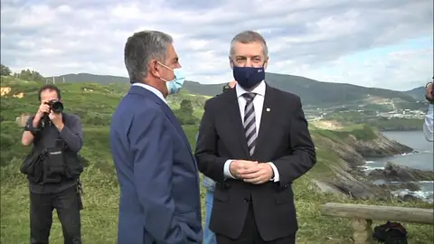 Urkullu y Revilla escenifican la reapertura de fronteras tras el coronavirus Coronavirus