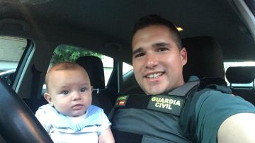 El agente de la guardia civil junto al bebé