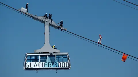 Freddy Nock camina sobre el cable del teleférico Glacier 3000 Freddy Nock camina sobre el cable del teleférico Glacier 3000