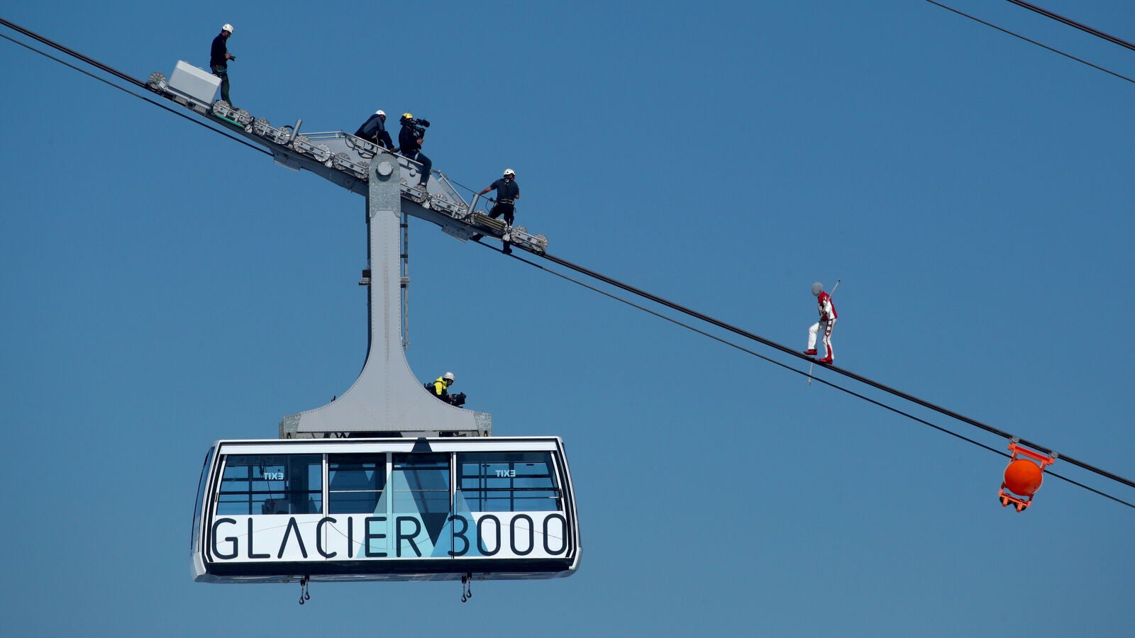 El equilibrista suizo, Freddy Nock, anda sobre el cable de un teleférico sin línea de vida y a ciegas