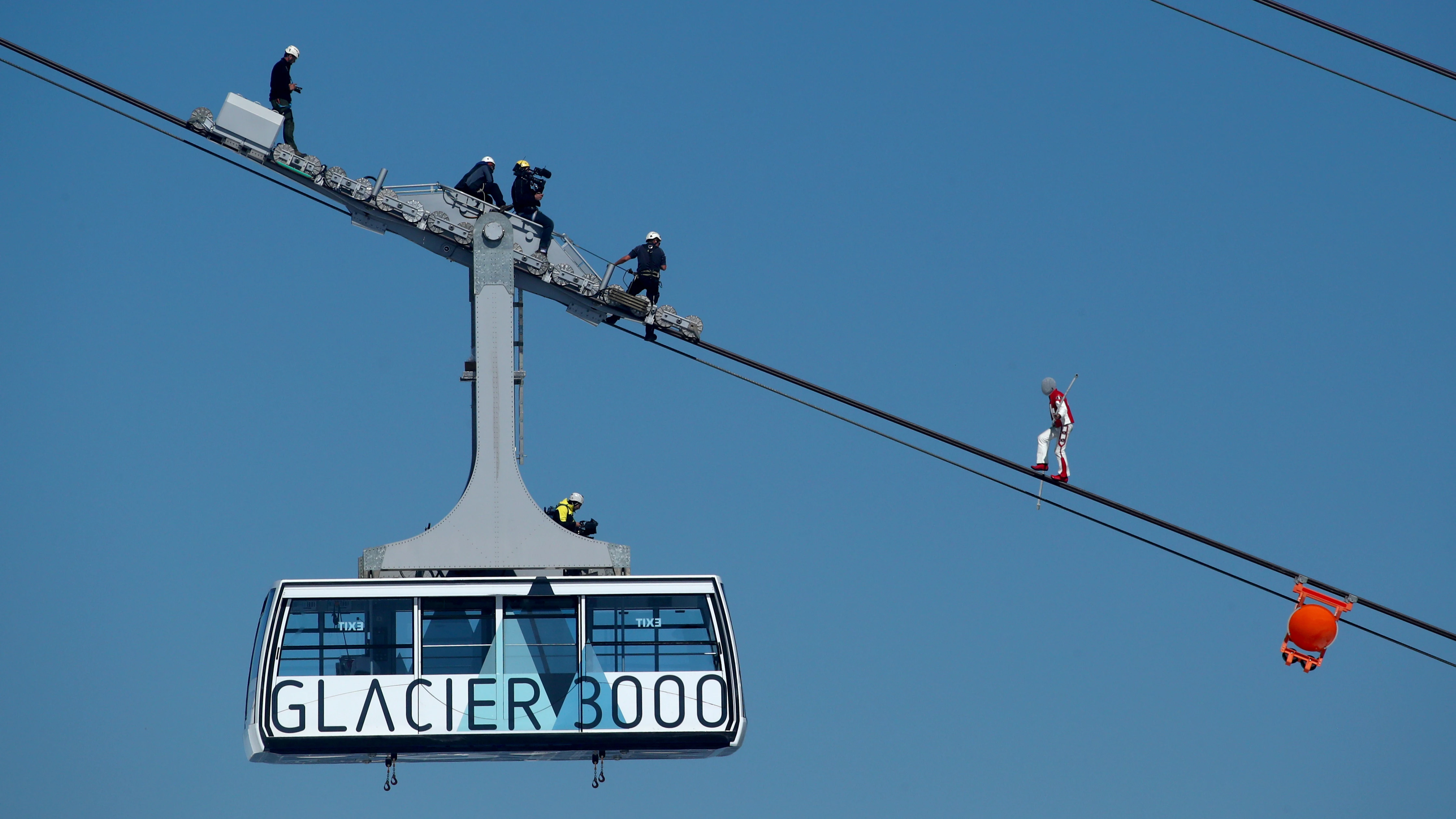 Freddy Nock camina sobre el cable del teleférico Glacier 3000 Freddy Nock camina sobre el cable del teleférico Glacier 3000