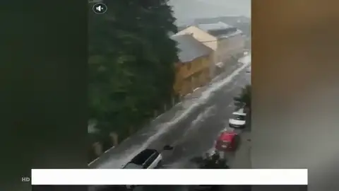 Una impresionante tromba de agua y granizo inunda Vielha, en Lleida, y baja la temperatura 20 grados Una impresionante tromba de agua y granizo inunda Vielha, en Lleida, y baja la temperatura 20 grados