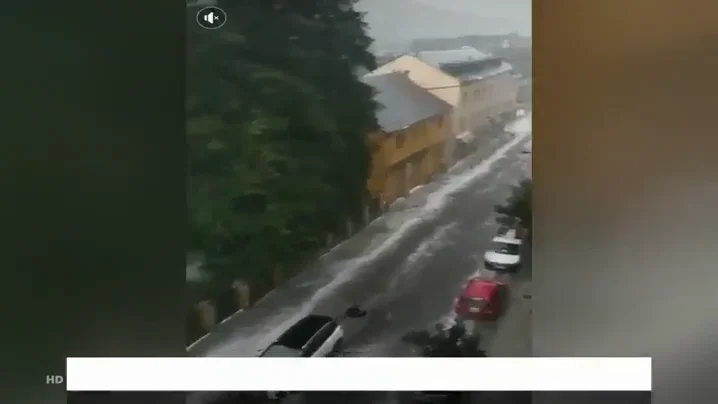 Una impresionante tromba de agua y granizo inunda Vielha, en Lleida, y baja la temperatura 20 grados Una impresionante tromba de agua y granizo inunda Vielha, en Lleida, y baja la temperatura 20 grados