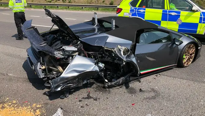El Lamborghini destrozado El Lamborghini destrozado
