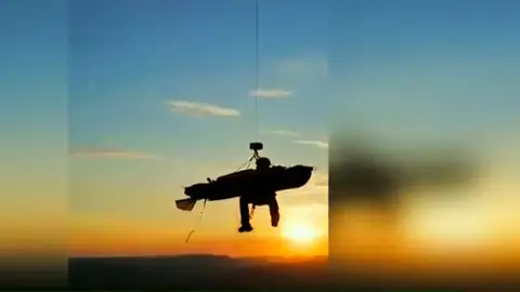 El espectacular rescate en helicóptero a un montañero tras pasar la noche en una sima del País Vasco El espectacular rescate en helicóptero a un montañero tras pasar la noche en una sima del País Vasco