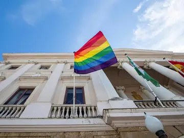 Bandera del Orgullo LGTB en el Ayuntamiento de Cádiz Bandera del Orgullo LGTB en el Ayuntamiento de Cádiz