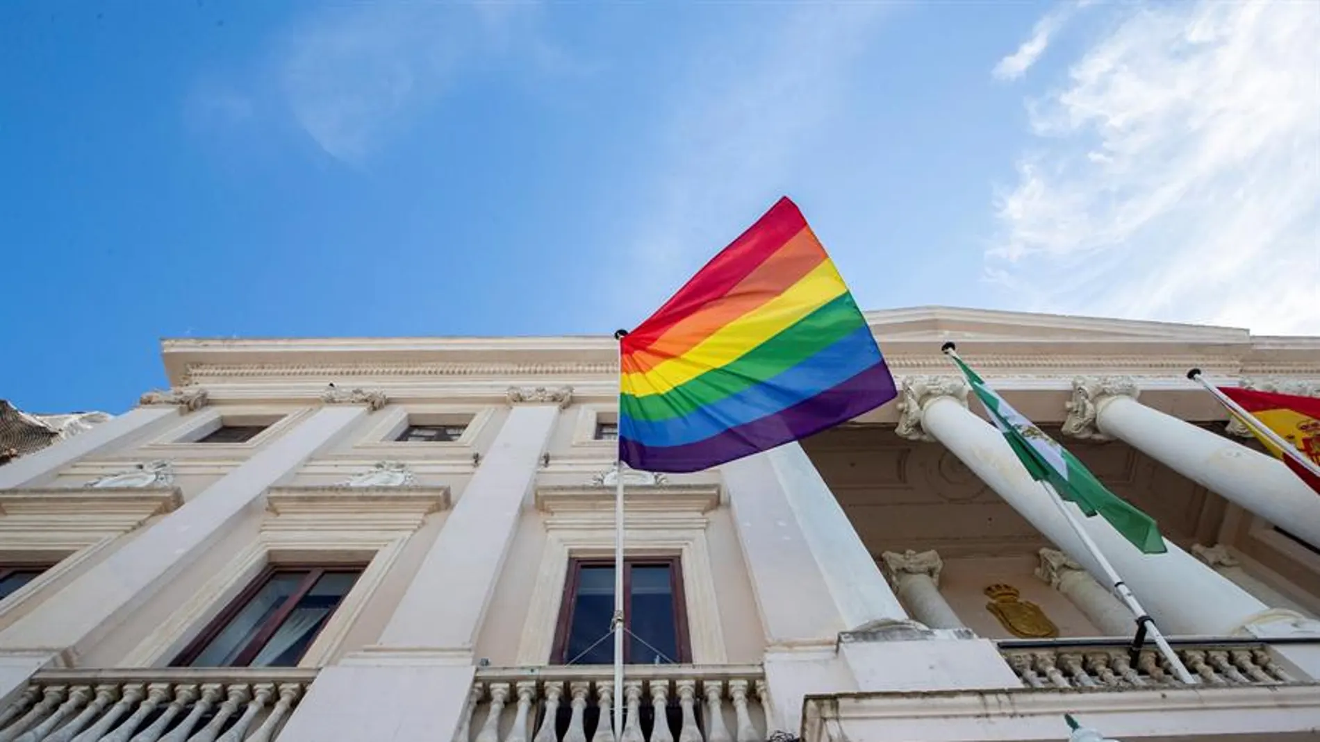 Bandera del Orgullo LGTB en el Ayuntamiento de Cádiz