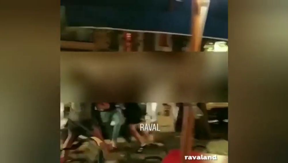 Las imágenes de una nueva pelea en un bar de El Raval con varios ingleses borrachos