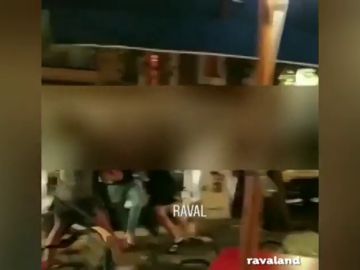 Las imágenes de una nueva pelea en un bar de El Raval con varios ingleses borrachos