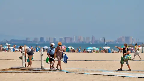 Imagen de personas en la playa en Valencia