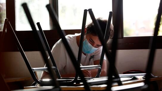 Un alumno hace un examen