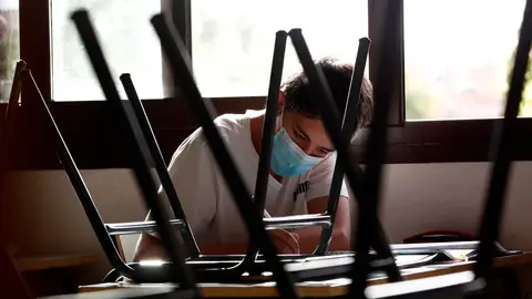 Un alumno hace un examen Un alumno hace un examen