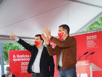 Sánchez, junto a Gonzalo Caballero en un acto de campaña de las elecciones gallegas.