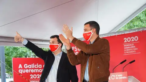 Sánchez, junto a Gonzalo Caballero en un acto de campaña de las elecciones gallegas. Sánchez, junto a Gonzalo Caballero en un acto de campaña de las elecciones gallegas.